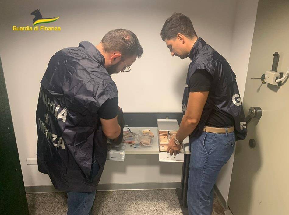 Sequestro di denaro e orologi di lusso Rolex in operazione contro l'usura in Brianza