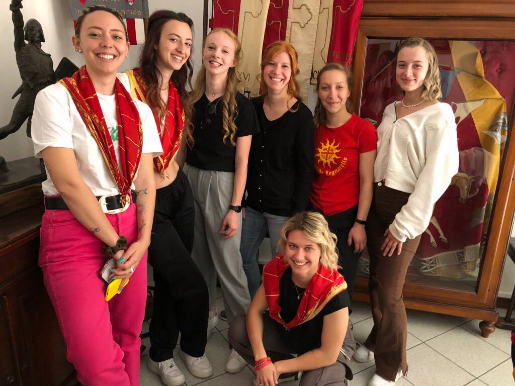 Studenti del Ciofs in contrada Legnarello per trucco e Parrucco
