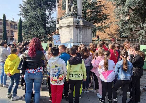 Studenti in visita alla casa di rondoni e gheppi nel castello di Cislago