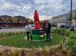 Taglio del nastro per il monumento "L'atleta" a San Vittore Olona