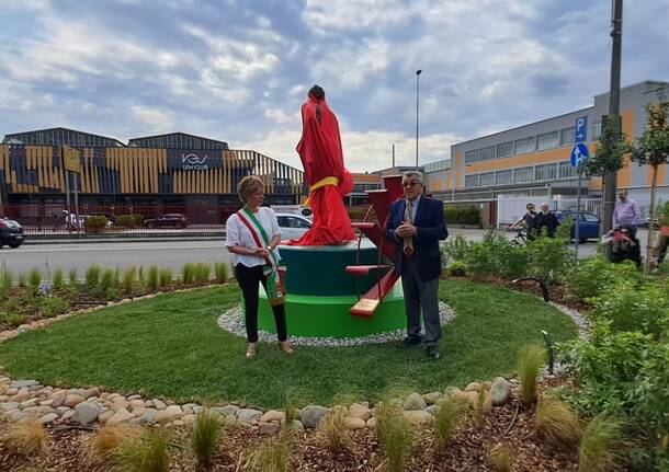 Taglio del nastro per il monumento "L'atleta" a San Vittore Olona