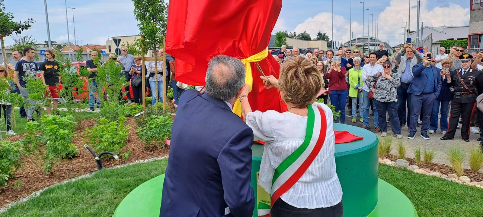 Taglio del nastro per il monumento "L'atleta" a San Vittore Olona