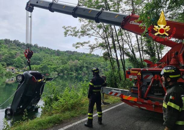 Auto nel ticino a somma lombardo 