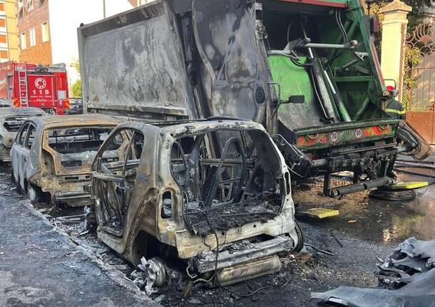 autocompattatore in fiamme a Milano