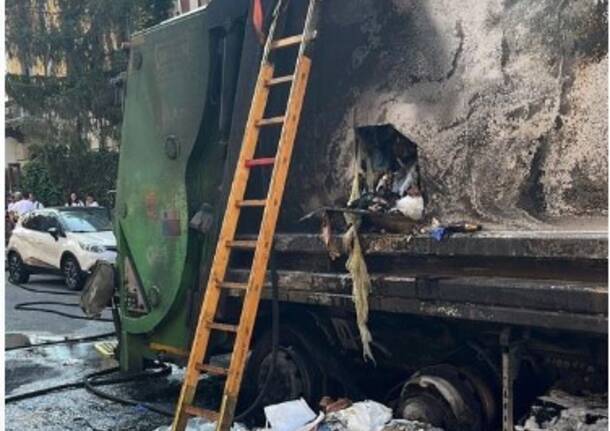 autocompattatore in fiamme a Milano