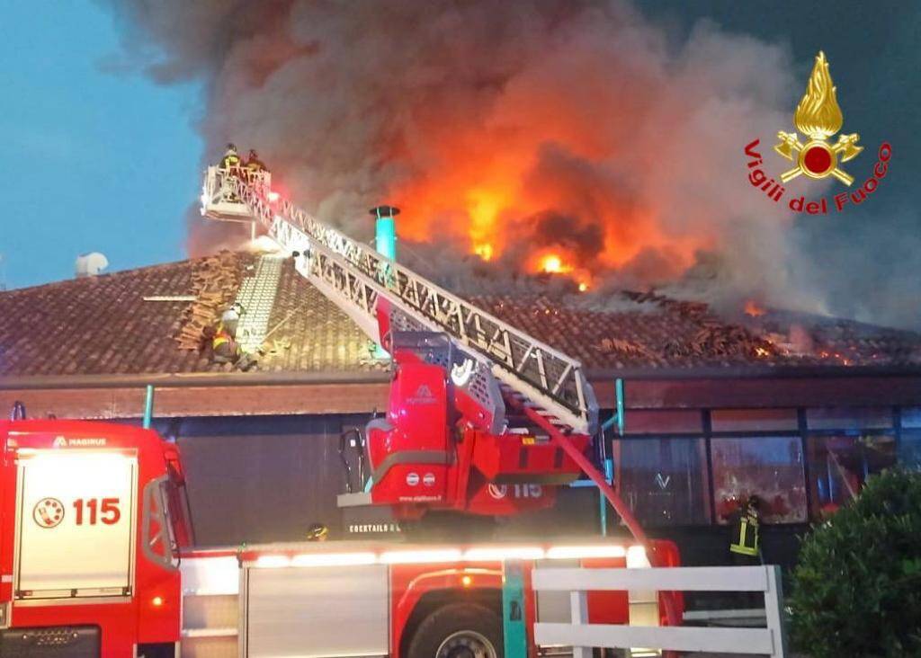 Brucia nella notte il tetto di un pub a Origgio