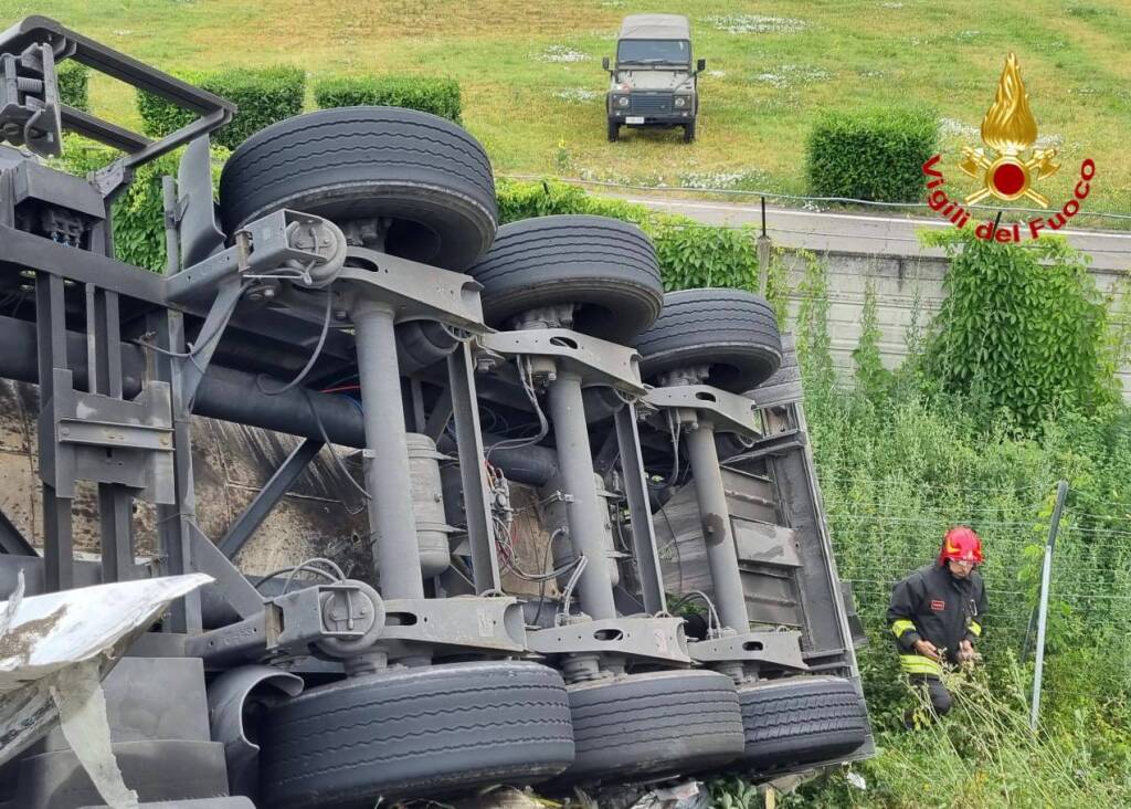 camion ribaltato autostrada busto