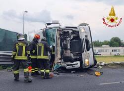 camion ribaltato autostrada busto