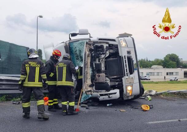 camion ribaltato autostrada busto