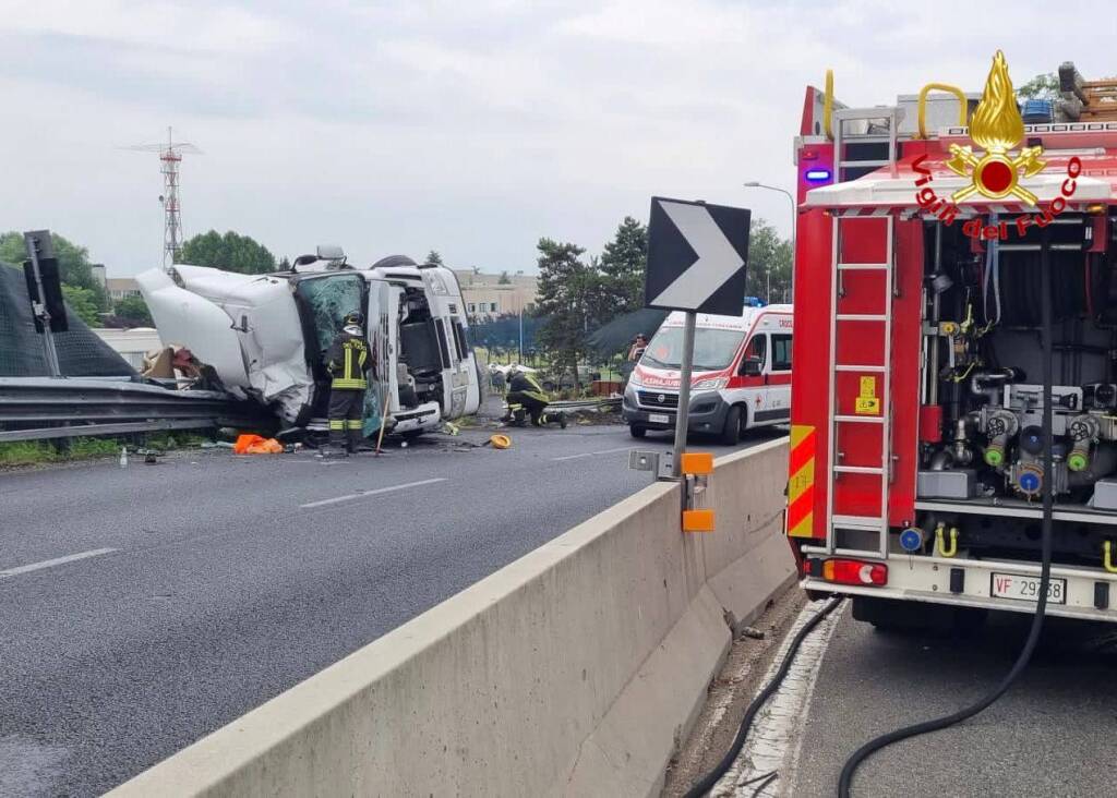 camion ribaltato autostrada busto