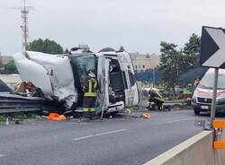 camion ribaltato autostrada busto