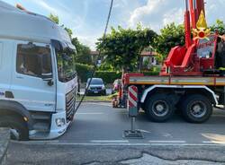 Camion bloccato a Travedona Monate per un cedimento della strada