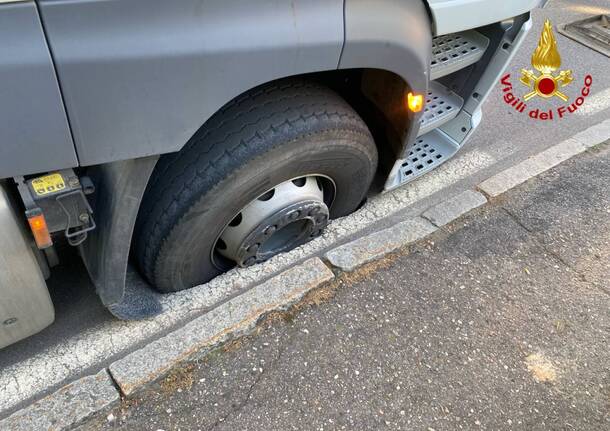 Camion bloccato a Travedona Monate per un cedimento della strada