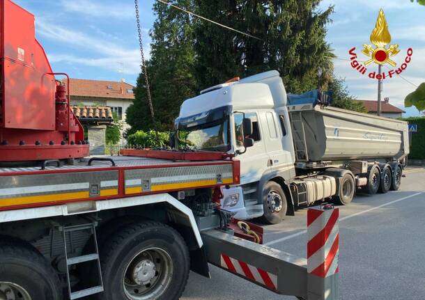 Camion bloccato a Travedona Monate per un cedimento della strada