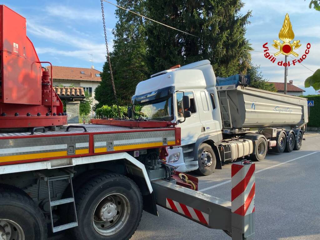 Camion bloccato a Travedona Monate per un cedimento della strada