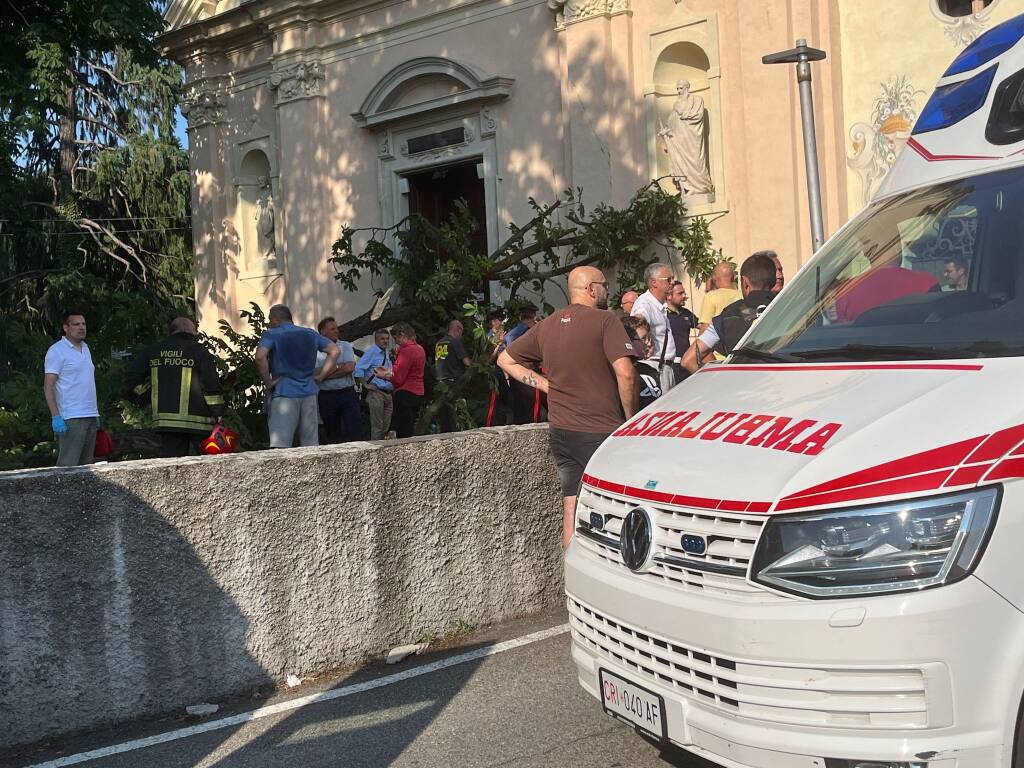 Cade un ramo a Luino, 5 feriti
