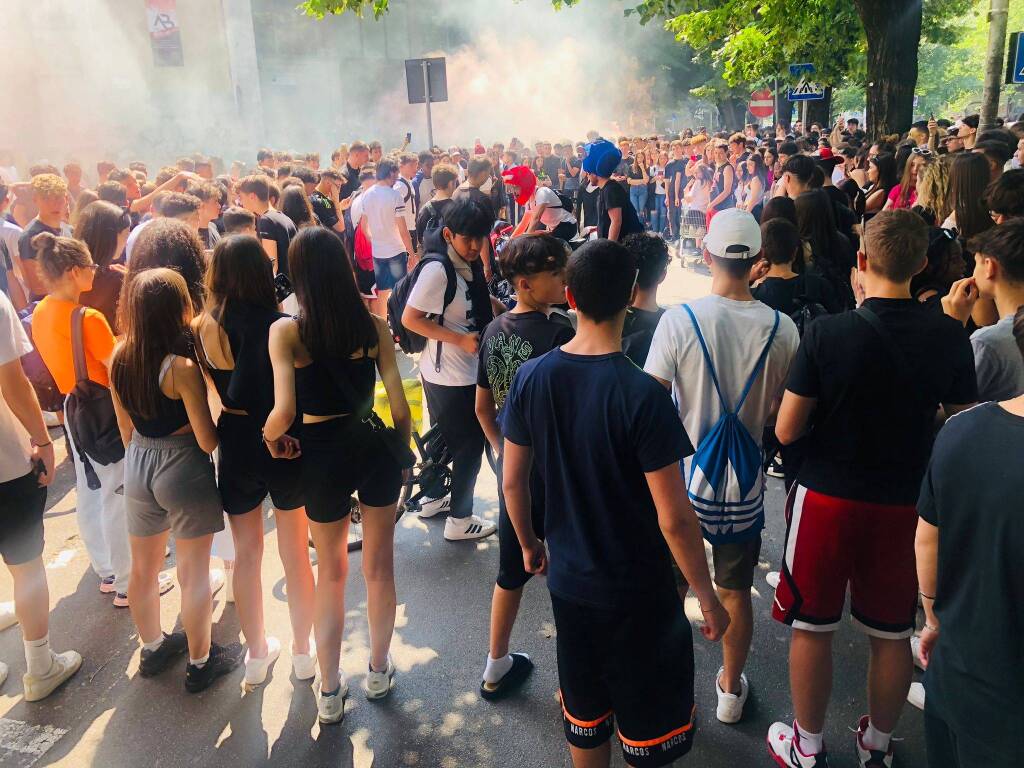 Festeggiamenti di fine scuola a Legnano