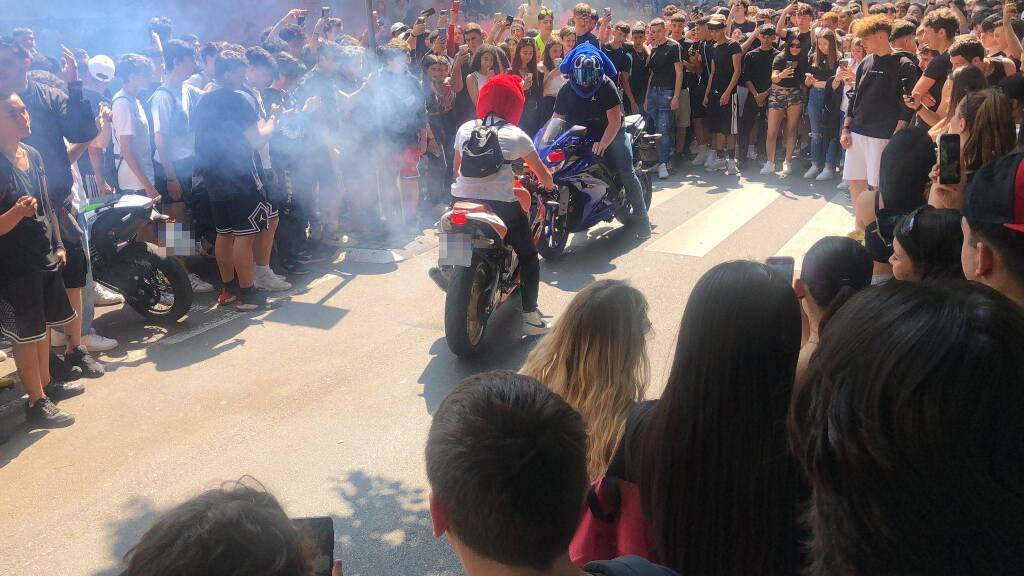 Festeggiamenti di fine scuola a Legnano