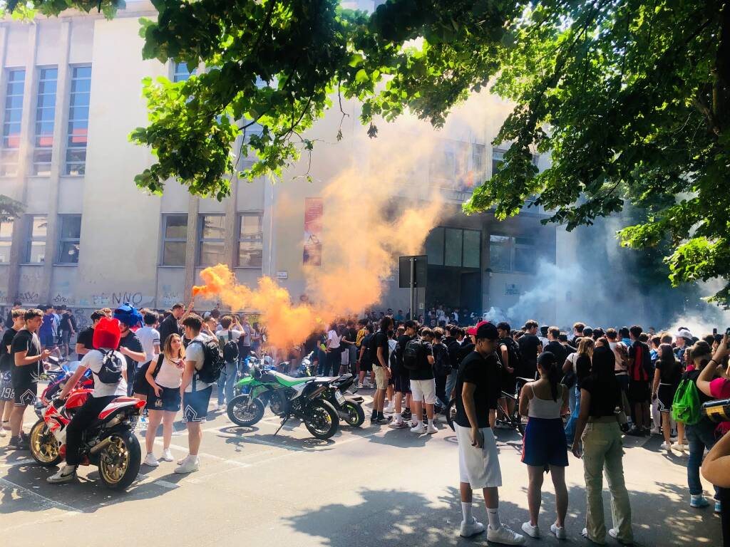 Festeggiamenti di fine scuola a Legnano 