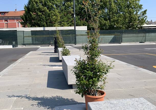 Finalmente arrivano le panchine alla stazione dei bus a Varese