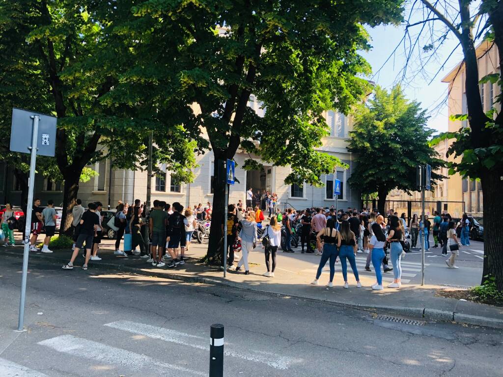 Fine scuola a Legnano 2023 i festeggiamenti 