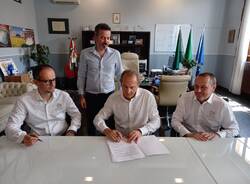 firma della convenzione tra il distretto del commercio e i negozianti di sacconago