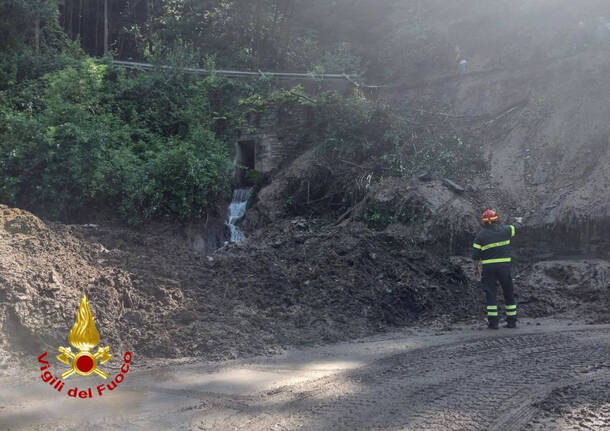 Frana sulla strada a Maccagno, isolata la frazione di Oroscio
