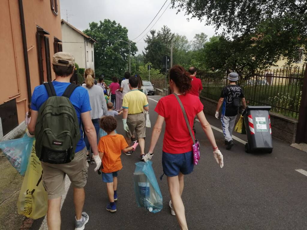 I bambini puliscono le strade