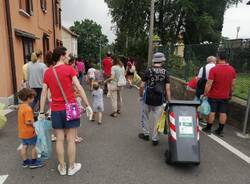 I bambini puliscono le strade