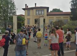 I bambini puliscono le strade