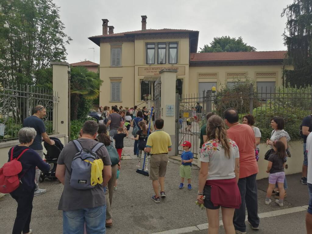 I bambini puliscono le strade