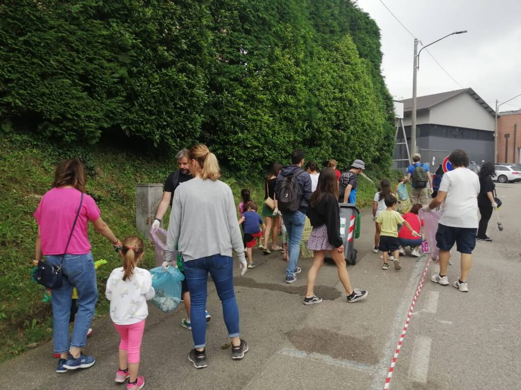 I bambini puliscono le strade