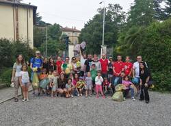 I bambini puliscono le strade