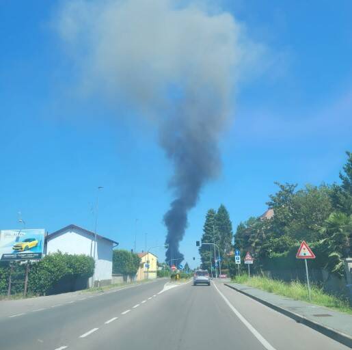 Incendio a Rescaldina  - in fiamme una ditta sulla via per Saronnese