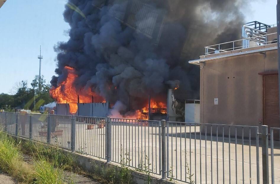 Incendio a Rescaldina  - in fiamme una ditta sulla via per Saronnese