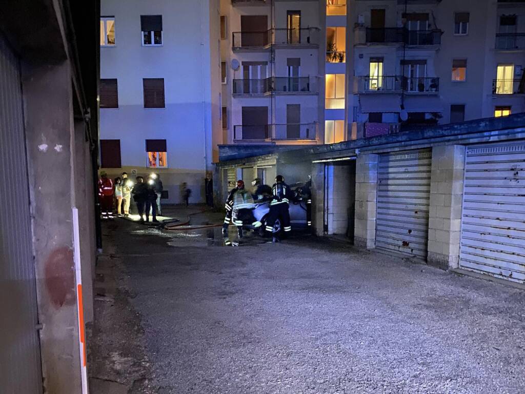 Incendio auto garage varese via catalani