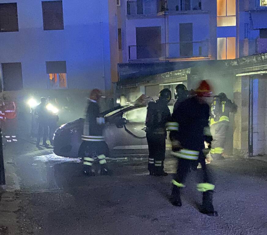 Incendio auto garage varese via catalani