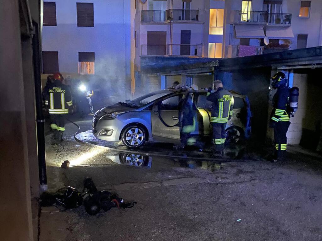 Incendio auto garage varese via catalani