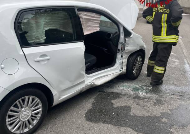 Incidente fra due auto a Castano Primo, sul posto i Vigili del Fuoco