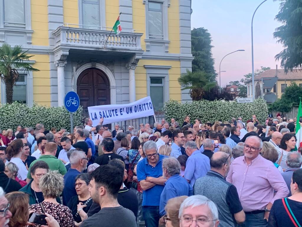 Oltre 2000 persone alla manifestazione per l’ospedale di Gallarate