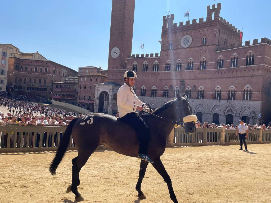 Palio di Siena: la Selva va ai canapi con Violenta da Clodia