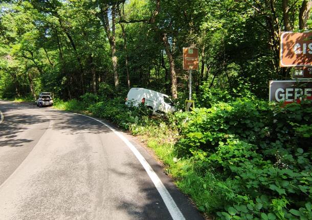 Perde il controllo del veicolo e finisce contro un albero. Incidente tra Cislago e Gerenzano