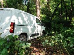 Perde il controllo del veicolo e finisce contro un albero. Incidente tra Cislago e Gerenzano