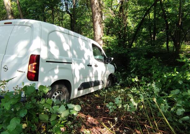 Perde il controllo del veicolo e finisce contro un albero. Incidente tra Cislago e Gerenzano