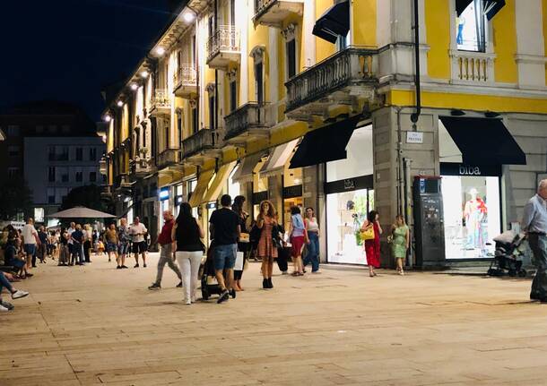 Piazza San Magno tra musica e shopping di sera 