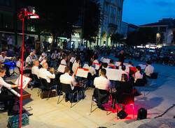 Piazza San Magno tra musica e shopping di sera 