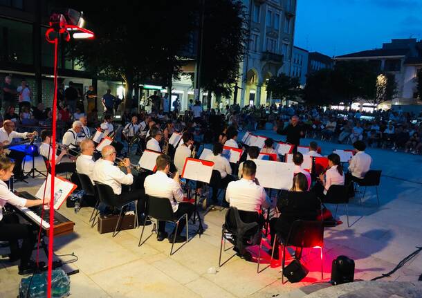 Piazza San Magno tra musica e shopping di sera 