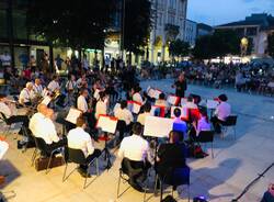 Piazza San Magno tra musica e shopping di sera 