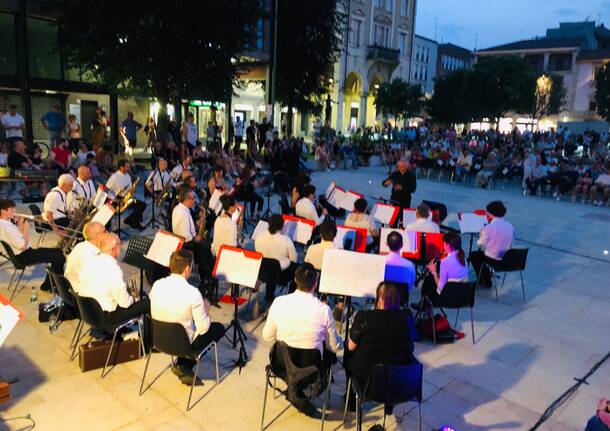 Piazza San Magno tra musica e shopping di sera 