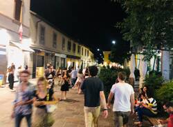 Piazza San Magno tra musica e shopping di sera 